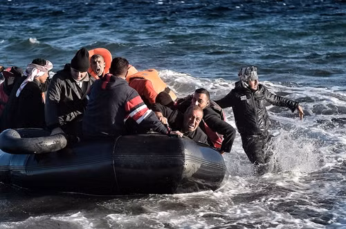 Trong ảnh: Người di cư tới đảo Lesbos của Hy Lạp sau hành trình vượt biển Aegean từ Thổ Nhĩ Kỳ ngày 28/10. AFP/TTXVN