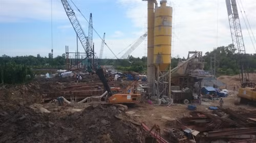 Một số hình ảnh xây dựng cầu Hòa Trung- một trong những cầu cuối cùng thông mạch đường Hồ Chí Minh ảnh 3