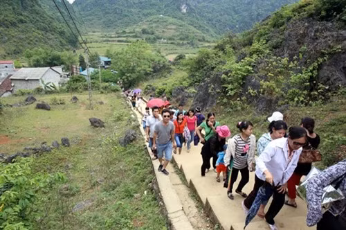 Đường lên động Ngườm Ngao.