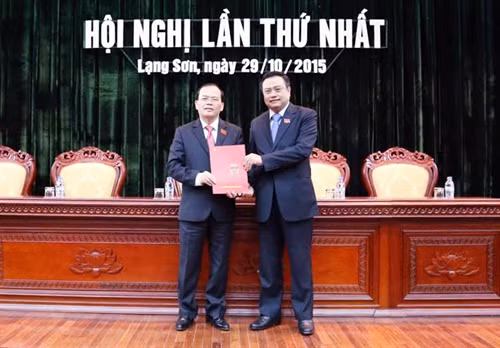 Đồng chí Ngô Văn Dụ, Ủy viên Bộ Chính trị, Bí thư Trung ương Đảng, Chủ nhiệm Ủy ban Kiểm tra Trung ương (bên trái) trao Quyết định của Bộ Chính trị chỉ định chức vụ Bí thư Tỉnh ủy Lạng Sơn khóa XVI cho đồng chí Trần Sỹ Thanh. Ảnh: Thái Thuần - TTXVN