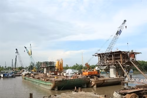 Một số hình ảnh xây dựng cầu Hòa Trung- một trong những cầu cuối cùng thông mạch đường Hồ Chí Minh ảnh 2