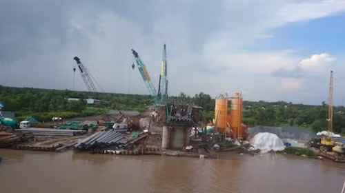 Một số hình ảnh xây dựng cầu Hòa Trung- một trong những cầu cuối cùng thông mạch đường Hồ Chí Minh ảnh 4