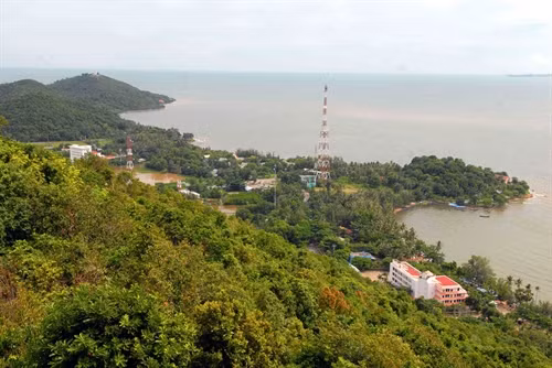 Danh thắng hòn Phụ tử tại huyện Kiên Lương, Hà Tiên Toàn cảnh Mũi Nai nhìn từ trên đỉnh Tà Pang Một góc danh thắng hòn Phụ tử tại huyện Kiên Lương, Hà Tiên