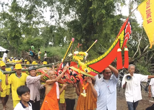 Rước ghe ngo ra sông