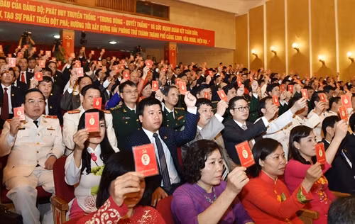 Các đại biểu biểu quyết thông qua Nghị quyết Đại hội đại biểu Đảng bộ Thành phố Hải Phòng nhiệm kỳ 2015 - 2020. Ảnh: TTXVN