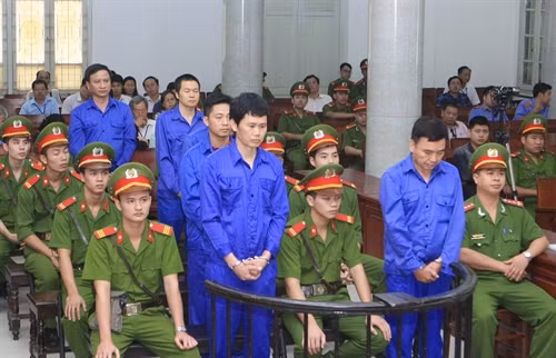 Các bị cáo nghe tòa tuyên án. Ảnh: Doãn Tấn - TTXVN
