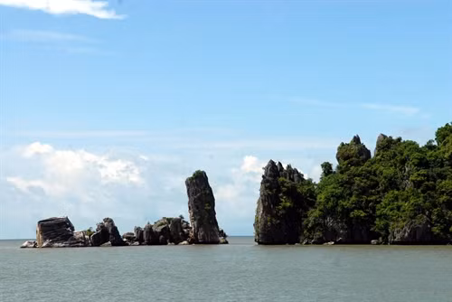 Danh thắng hòn Phụ tử tại huyện Kiên Lương, Hà Tiên Toàn cảnh Mũi Nai nhìn từ trên đỉnh Tà Pang Một góc danh thắng hòn Phụ tử tại huyện Kiên Lương, Hà Tiên