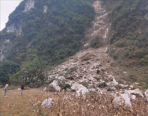 Nhiều ngọn núi ở xã Đàm Thủy, huyện Trùng Khánh (Cao Bằng) bị lở đá sau động đất. Ảnh: Quốc Đạt - TTXVN