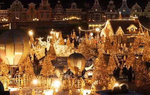 Cây thông Giáng sinh khổng lồ tại trung tâm thương mại ở Paris, Pháp. Ảnh: THX/ TTXVN phát Nhà ga tàu hỏa được làm từ bánh gừng chào đón Giáng sinh tại Gliwice, Ba Lan. Ảnh: PAP/ TTXVN Đồ trang trí Giáng sinh được thắp sáng rực rỡ tại công viên Everland ở Yongin, cách thủ đô Seoul của Hàn Quốc 50km về phía nam. Ảnh: Yonhap/ TTXVN Cây thông Noel được trang hoàng rực rỡ đón Giáng sinh tại Nhà Trắng, Washington D.C., Mỹ. Ảnh: THX/ TTXVN Người dân thăm chợ Giáng sinh tại Paris, Pháp, ngày 26/11/2019. Ảnh: THX/ TTXVN Đồ trang trí Giáng sinh được bày bán tại chợ ở Quezon, Philippines. Ảnh: THX/ TTXVN Người dân tham quan chợ Giáng sinh Vancouver ở Canada. Ảnh: THX/ TTXVN Người dân tham gia cuộc diễu hành Giáng sinh tại Wellington, New Zealand. Ảnh: THX/ TTXVN