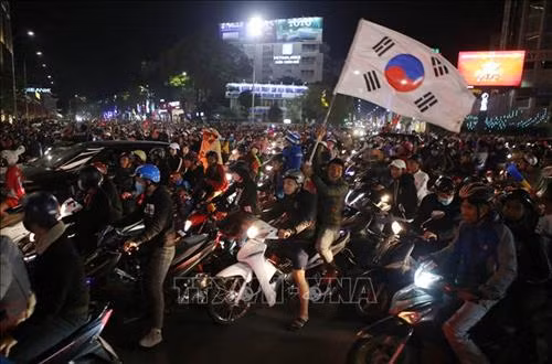 Cổ động viên Thừa Thiên-Huế xuống đường ăn mừng chiếc HCV Sea Games 30 của đội tuyển bóng đá nam. Ảnh: Hồ Cầu - TTXVN
