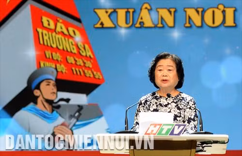 Bà Trương Mỹ Hoa, Chủ nhiệm Câu lạc bộ “Vì Hoàng Sa - Trường Sa thân yêu” phát biểu khai mạc chương trình “Xuân nơi đảo xa” lần 5