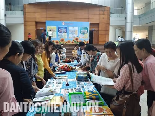Các thầy cô giáo thảo luận về nội dung SGK mới của NXBGD trong cuộc hội thảo tại Bà Rịa - Vũng Tàu. Ảnh: HT