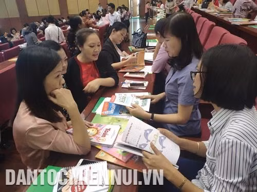 Các cô giáo thảo luận về nội dung SGK mới của NXBGD trong cuộc hội thảo tại Bà Rịa - Vũng Tàu. Ảnh: HT