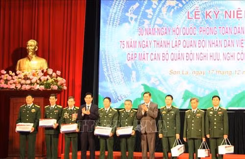Lãnh đạo tỉnh Sơn La trao quà tri ân tặng các cán bộ quân đội nghỉ hưu. Ảnh: Nguyễn Cường – TTXVN