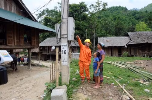 Ngành điện hướng dẫn trực tiếp về sử dụng điện an toàn cho người dân tại cột công tơ. Ảnh: Đức Dũng - TTXVN