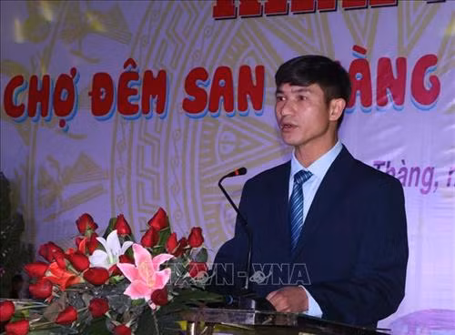 Phó Chủ tịch UBND thành phố Lai Châu Bùi Hữu Cam phát biểu khai mạc chợ đêm San Thàng. Ảnh: Quý Trung – TTXVN