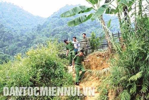 Công an huyện Than Uyên tăng cường tuần tra, kiểm soát địa bàn, quản lý đối tượng vừa ra tù và nghiện hút. Ảnh: Quý Trung