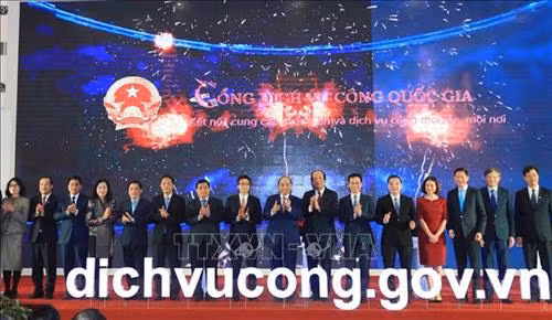 Thủ tướng Chính phủ Nguyễn Xuân Phúc và các đại biểu thực hiện nghi thức khai trương Cổng Dịch vụ công Quốc gia. Ảnh: Văn Điệp - TTXVN