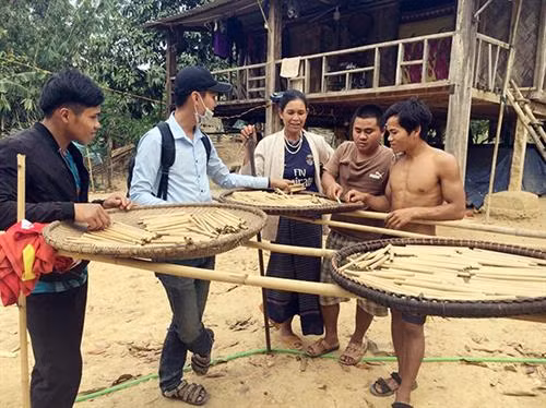 Bà con thôn Chênh Vênh, xã Hướng Phùng giới thiệu với du khách về sản phẩm ống hút. Ảnh: tinhuyquangtri.vn