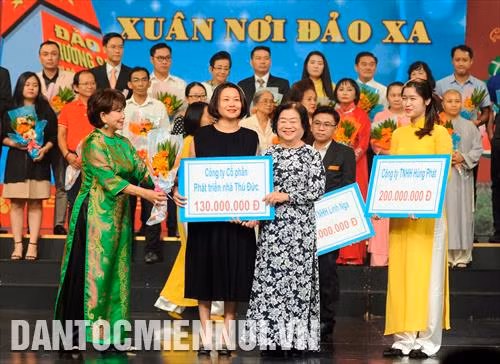 Các mạnh thường quân trao bảng tượng trưng hỗ trợ tiền cho đại diện câu lạc bộ “ Vì Hoàng Sa, Trường Sa thân yêu” tại chương trình