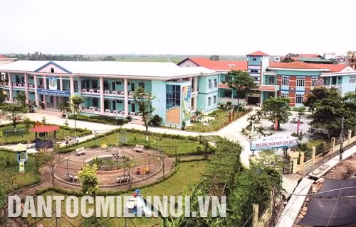 Đưa cơ giới hóa vào sản xuất nông nghiệp sau khi thực hiện dồn điền đổi thửa tại xã điểm xây dựng nông thôn mới Liên Mạc, huyện Mê Linh. Ảnh: Trịnh Văn Thành phố Hà Nội đặc biệt chú trọng tới công tác chăm sóc sức khỏe cho đồng bào dân tộc thiểu số. Trong ảnh: Kiểm tra sức khỏe miễn phí cho đồng bào dân tộc Mường ở huyện Ba Vì . Ảnh: Thanh Tùng Hiện đại hóa cơ sở hạ tầng, góp phần nâng cao chất lượng giáo dục ở huyện Đan Phượng. Ảnh: Thanh Tùng