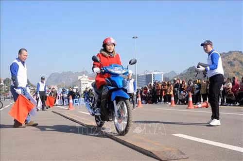 Các thí sinh tham gia hội thi kỹ năng lái xe an toàn trong khuôn khổ chương Ngày hội An toàn giao thông khu vực miền núi phía Bắc năm 2019. Ảnh: Quang Quyết-TTXVN