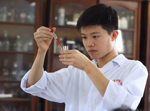 Em Nguyễn Khánh Duy , học sinh lớp 12, Trường Trung học phổ thông chuyên Lam Sơn, tỉnh Thanh Hóa giành Huy chương Vàng Olympic Hóa học quốc tế. Ảnh: Quý Trung- TTXVN