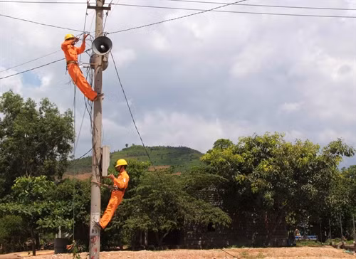 Công ty Điện lực Đắk Lắk thay mới đường dây, lắp đồng hồ mới cho người dân xã CưPui, huyện Krông Bông.