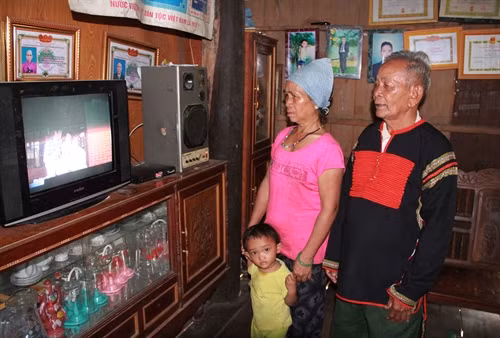 Nhờ có điện lưới quốc gia, gia đình ông AmaHoa, xã Cư Pui đã sắm phương tiện nghe nhìn.