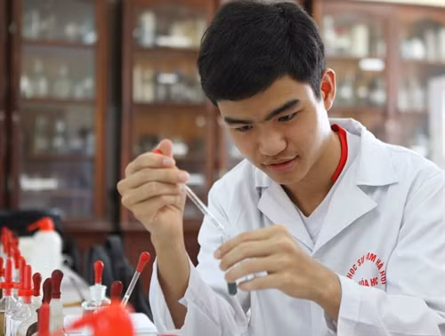 Em Nguyễn Thành Trung , học sinh lớp 12, Trường Trung học phổ thông chuyên Lê Hồng Phong, tỉnh Nam Định, giành Huy chương Bạc.Olympic Hóa học quốc tế. Ảnh: Quý Trung- TTXVN
