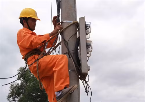 Công nhân Công ty Điện lực Đắk Lắk thay mới đường dây, lắp đồng hồ mới cho người dân xã CưPui, huyện Krông Bông.