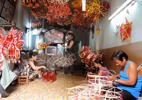 Các sản phẩm lồng đèn khá đa dạng về mẫu mã, được trang trí bắt mắt. Một công đoạn sản xuất lồng đèn. Người thợ phải sáng tạo, khéo léo trong từng chi tiết để cho ra đời một sản phẩm hoàn thiện. Người thợ phải sáng tạo, khéo léo trong từng chi tiết để cho ra đời một sản phẩm hoàn thiện. Gia đình ông Nguyễn Đức Thắng (đường Trịnh Đình Trọng, quận 11) là 1 trong số ít gia đình vẫn còn gắn bó với nghề. Ông Nguyễn Đức Thắng, người có gần 30 năm tuổi nghề làm lồng đèn truyền thống.