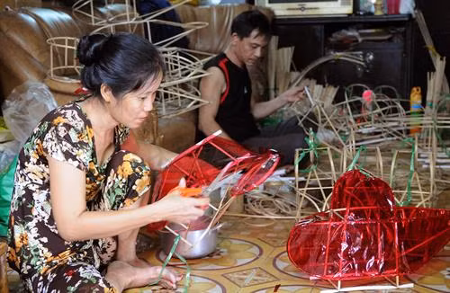 Các sản phẩm lồng đèn khá đa dạng về mẫu mã, được trang trí bắt mắt. Một công đoạn sản xuất lồng đèn. Người thợ phải sáng tạo, khéo léo trong từng chi tiết để cho ra đời một sản phẩm hoàn thiện. Người thợ phải sáng tạo, khéo léo trong từng chi tiết để cho ra đời một sản phẩm hoàn thiện. Gia đình ông Nguyễn Đức Thắng (đường Trịnh Đình Trọng, quận 11) là 1 trong số ít gia đình vẫn còn gắn bó với nghề. Ông Nguyễn Đức Thắng, người có gần 30 năm tuổi nghề làm lồng đèn truyền thống.