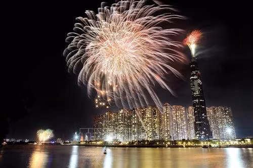 Điểm bắn pháo hoa tại toà nhà Landmark – khu vực công viên Vinhomes thuộc Khu đô thị Vinhomes Cente Park quận Bình Thạnh. Ảnh: Thanh Vũ - TTXVN