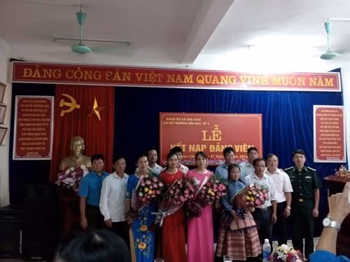 Một lễ kết nạp đảng viên ở xã Sán Chải, huyện Si Ma Cai, tỉnh Lào Cai. Ảnh: laocai.org.vn