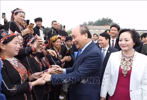 Thủ tướng Nguyễn Xuân Phúc thăm hỏi, chúc Tết đồng bào dân tộc huyện Trấn Yên. Ảnh: Thống Nhất – TTXVN