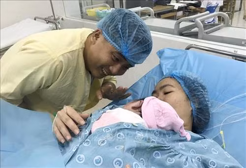 Người cha vui mừng chào con yêu. Ảnh: Đinh Hằng - TTXVN