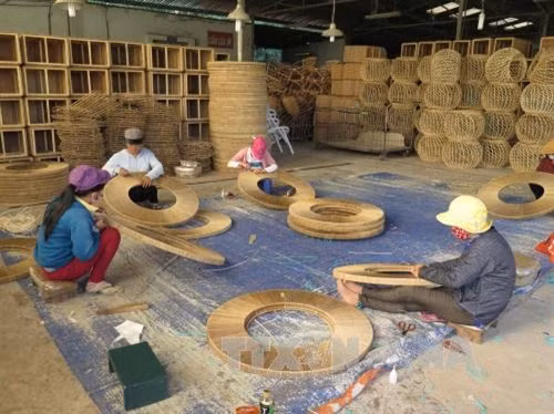 Công ty TNHH Tuyến Hiệp Lợi tại xã Phạm Văn Cội, huyện Củ Chi (Thành phố Hồ Chí Minh) là doanh nghiệp sản xuất các mặt hàng trang trí nội thất như bàn, ghế, bình hoa, đèn, giỏ, khung gương trang trí, xích đu, tủ quần áo từ các nguyên liệu mây, tre, nứa, nhựa, lục bình. Các sản phẩm của công ty Tuyến Hiệp Lợi được xuất khẩu cho các thị trường Mỹ, châu Âu, Nhật Bản, Qatar, Nam Mỹ…Hiện công ty đã tạo việc làm cho hàng trăm lao động tại xã Phạm Văn Cội và lao động đến từ các tỉnh khác với mức lương từ 6 triệu đồng đến 12 triệu đồng/tháng tùy vào từng khâu sản xuất. Trong ảnh: Hoàn thiện các sản phẩm mây tre đan tại Công ty TNHH Tuyến Hiệp Lợi. Ảnh: Hồng Nhung - TTXVN