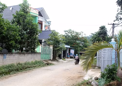Những ngôi nhà khang trang kiên cố tạo nên diện mạo nông thôn mới.