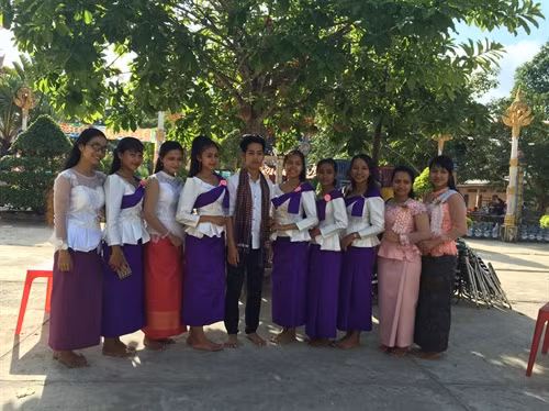 Nam, nữ dân tộc Khmer với trang phục truyền thống trong ngày lễ Chôl Chnăm Thmây