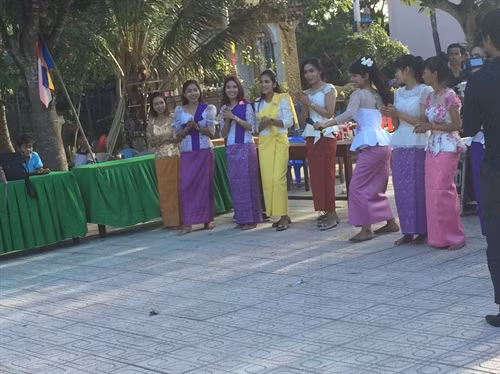 Chơi ném Chhung trong ngày Lễ Chôl Chnăm Thmây