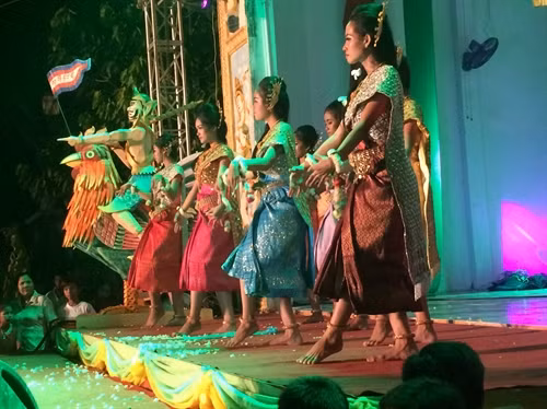 Văn nghệ đêm Chôl Chnăm Thmây được tổ chức tại chùa
