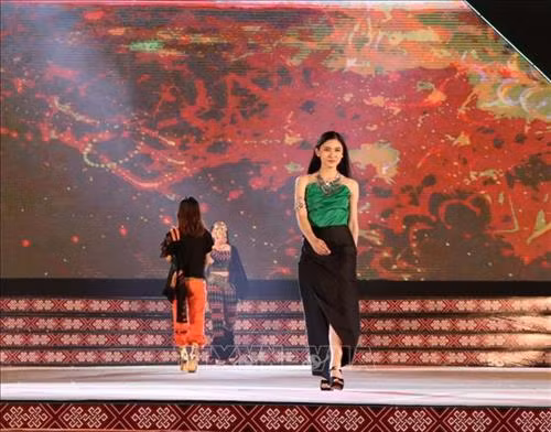Một mẫu trang phục có chất liệu, cảm hứng từ thổ cẩm. Ảnh: Hưng Thịnh – TTXVN