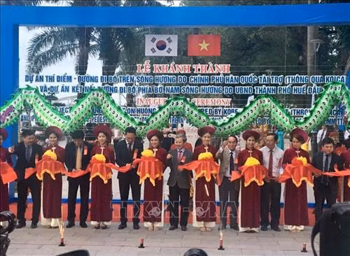 Các đại biểu cắt băng khánh thành công trình. Ảnh: Quốc Việt - TTXVN