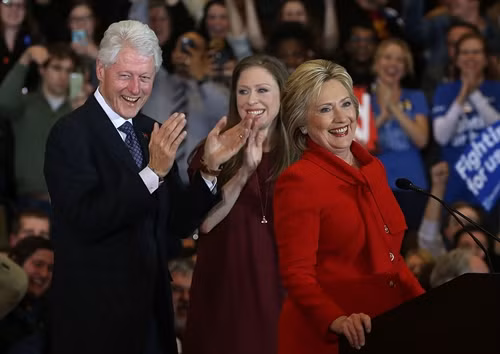 Trong ảnh (tư liệu): Ứng viên Hillary Clinton (phải, trước) phát biểu trước những người ủng hộ trong phiên bầu cử dưới hình thức "họp kín" tại Des Moines, bang Iowa ngày 1/2. AFP/TTXVN