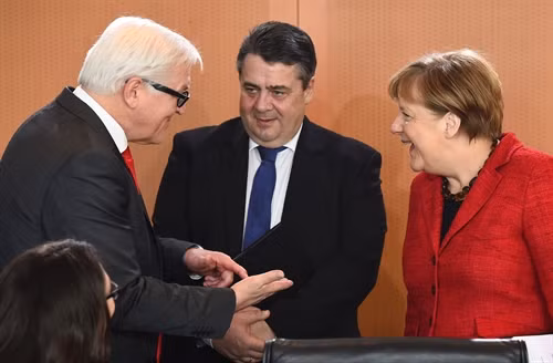 Thủ tướng Đức Angela Merkel (phải) và Phó Thủ tướng Sigmar Gabriel (giữa) trước cuộc họp Nội các ở thủ đô Berlin ngày 9/3. AFP/TTXVN
