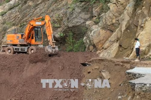 Khắc phục sự cố tại một điểm sạt lở trên tuyến đường Km45 đi Nà Hỳ, huyện Nậm Pồ, tỉnh Điện Biên (ảnh tư liệu). Ảnh: Phan Tuấn Anh - TTXVN