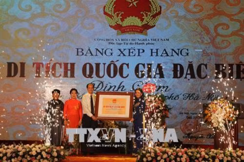 Trao bằng xếp hạng di tích quốc gia đặc biệt đình Chèm cho địa phương. Ảnh: Đinh Thuận - TTXVN