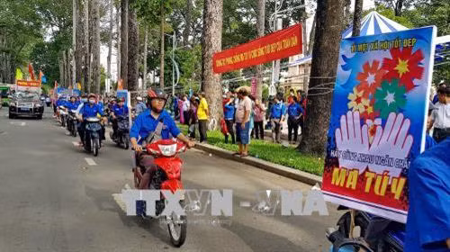 Đội xe tuyên truyền của Quận 5 diễu hành cổ động, tuyên truyền ngay sau lễ phát động. Ảnh: Thế Anh-TTXVN
