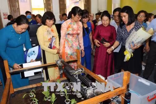Các đại biểu tham quan Triển lãm “Tự hào công nhân Thành phố anh hùng”. Ảnh: Thanh Vũ-TTXVN